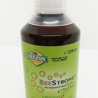 frasco de suplemento para abelhas BEEVITAL BEE STRONG com rótulo verde
