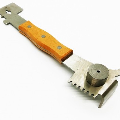 chave multifuncional em metal com cabo de madeira clara sobre fundo branco