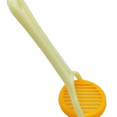 Utensílio para cortar ovos cozidos amarelo e laranja em plástico