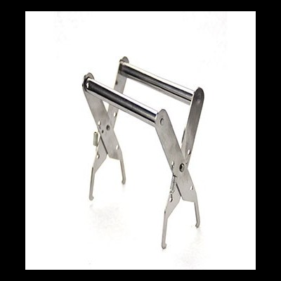 suporte metálico dobrável com hastes cromadas e quatro pernas