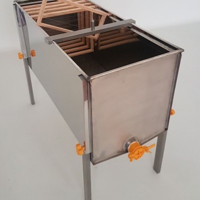 Fermentador retangular de inox com tubos de cobre e detalhes em plástico laranja