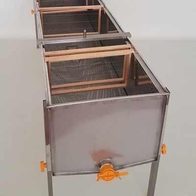 Tanque de decantação inox com divisórias e válvulas amarelas