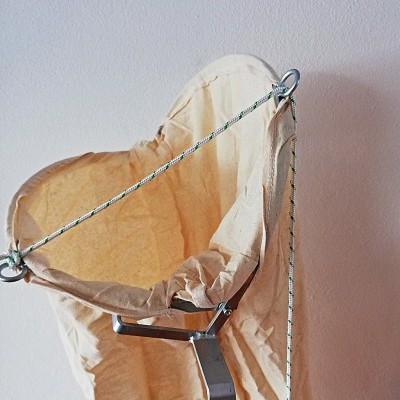 Filtrador de areia em tecido bege numa estrutura metálica com cordas