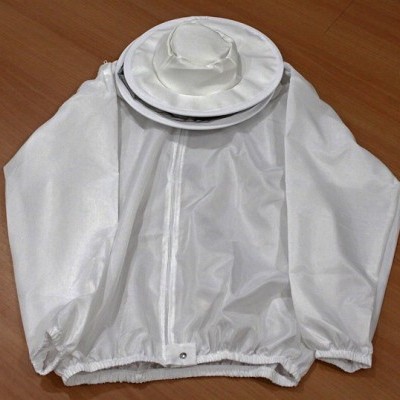 Blusão branco com chapéu e rede circular preta