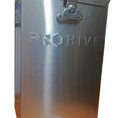 Caixa metálica prateada com texto PROHIVE em relevo e fecho na tampa
