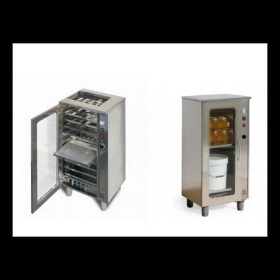 Dois armários metálicos com porta de vidro, um aberto com bandejas, outro fechado com frascos e balde