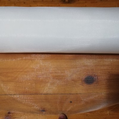 Rolo de rede branca e parte estendida em madeira