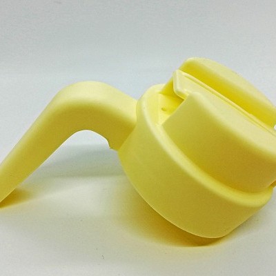 Tampa de plástico amarela com bico vertedor e alça