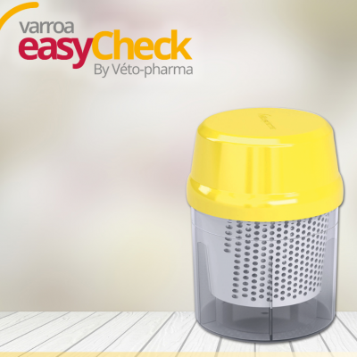 Recipiente transparente com tampa amarela e filtro interno perfurado