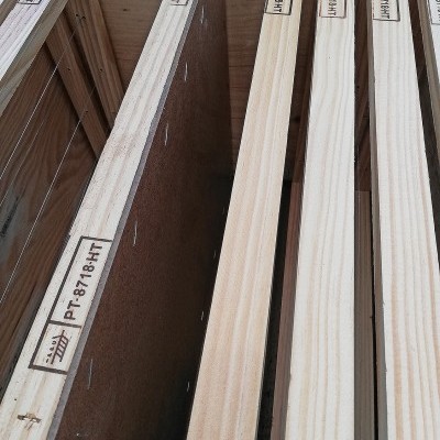 Caixas ou molduras de madeira clara empilhadas com etiquetas de papel e texto em maiúsculas