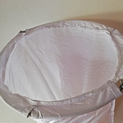 Cesto de roupa suja branco com aro metálico circular