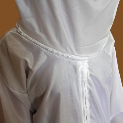 Roupa de proteção branca com capuz e zíper frontal