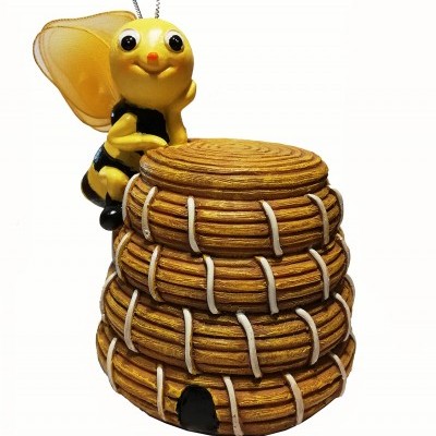 Figura decorativa de abelha sobre colmeia