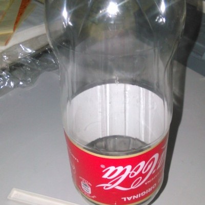 Garrafa de Coca-Cola em suporte branco