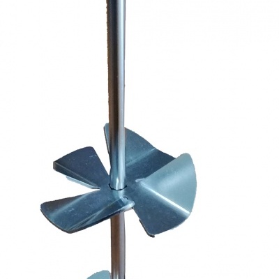 Misturador industrial metálico com duas pás helicoidais prateadas e haste longa.