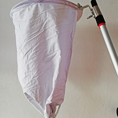 Rede de insetos branca com estrutura metálica e cabo ajustável