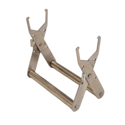 Ferramenta metálica articulada em aço prateado com ganchos e hastes cilíndricas