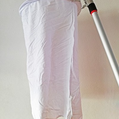 Rede de captura de borboletas com tecido branco e cabo metálico