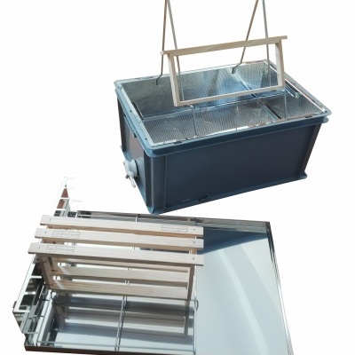 Caixa de apicultura azul com armações em madeira e bandeja metálica prateada