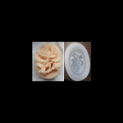 Dois moldes esculpidos, bege e branco, com motivos florais em relevo