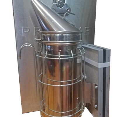 Fumigador de apicultura metálico com proteção de rede e caixa acoplada, com fundo metálico e texto 'PRIME'