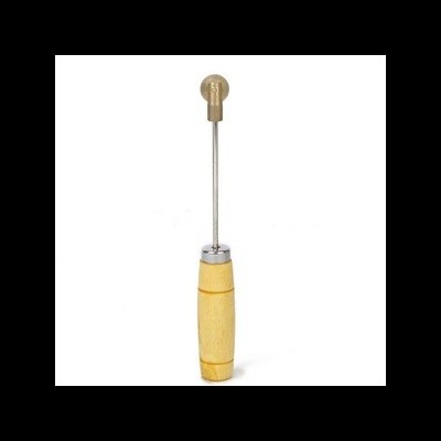 Ferramenta manual com cabo de madeira e ponta metálica dourada