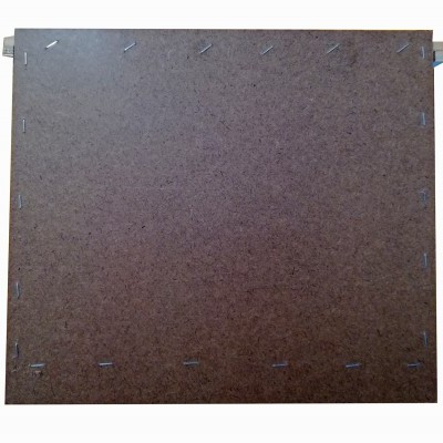 Verso de quadro em madeira escura com grampos metálicos