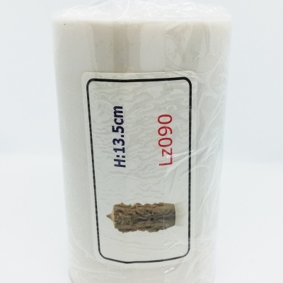 Vela branca cilíndrica com etiqueta e plástico transparente