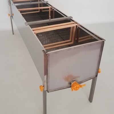 recipiente metálico retangular com divisões e torneira amarela