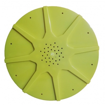 Disco plástico verde com furos e relevos circulares