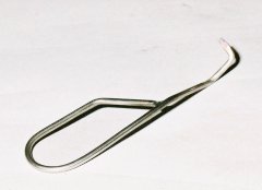 Ferramenta dentária metálica com ponta curva