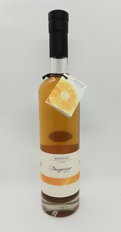 Garrafa de licor de tangerina com rótulo e etiqueta na cor branca e imagem de tangerina