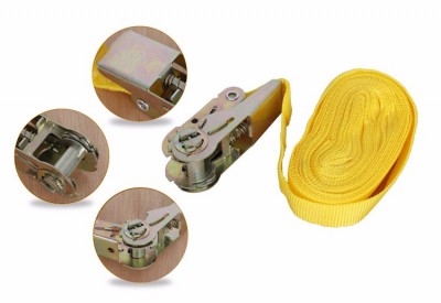 Cinta de amarração amarela com fivela metálica prateada e detalhes em close-up