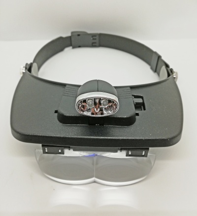 Aparelho de lupa com luz LED e armação preta ajustável