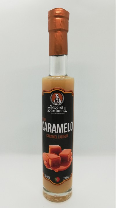 garrafa de licor de caramelo Sabores da Gardunha com rótulo preto