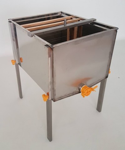 Colmeia metálica em aço inoxidável com quadros de madeira e reguladores laranja