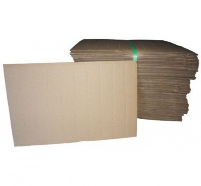 Pilhas de caixas de cartão dobradas castanhas sobre superfície branca