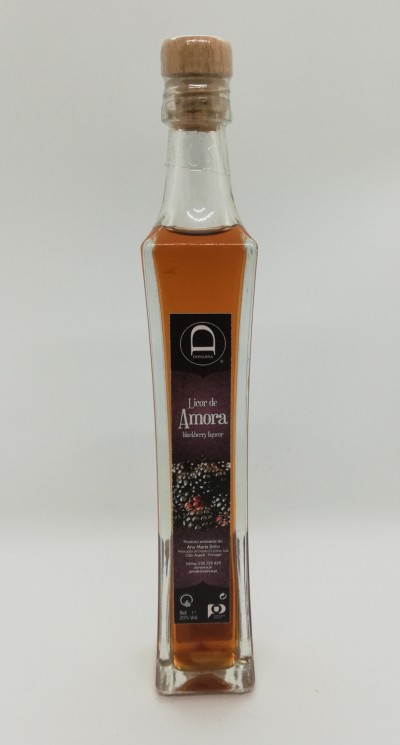 Garrafa transparente com licor de amora e rótulo preto com imagem de amoras.