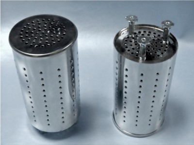 Dois filtros metálicos cilíndricos prateados perfurados sobre superfície branca