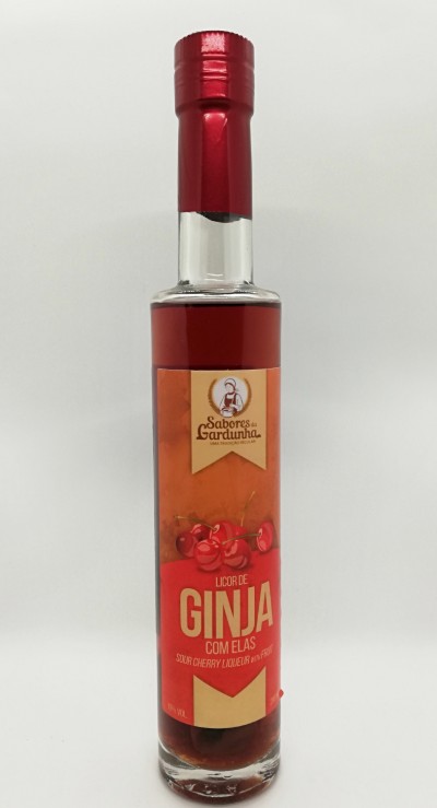 Garrafa de licor de ginja com cerejas no rótulo