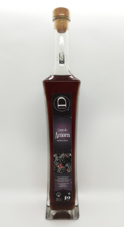 Garrafa de licor de amora com rótulo preto e roxo e tampa de cortiça