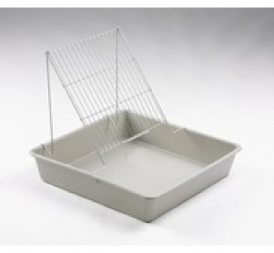 Tabuleiro cinzento com grelha de metal prateada.