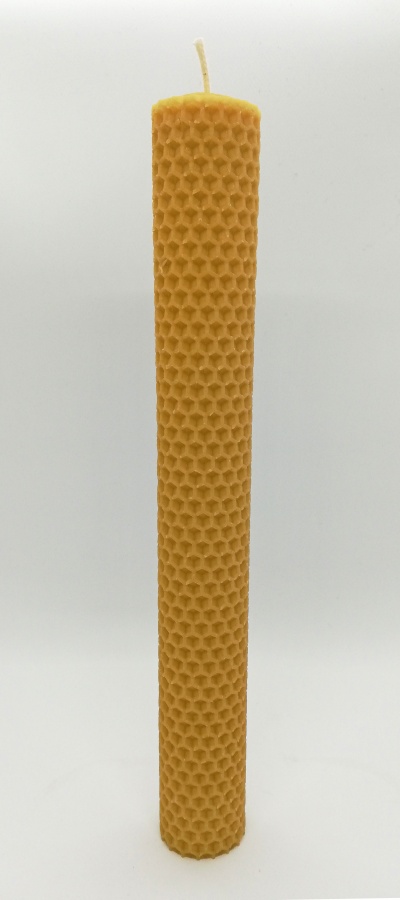 Vela cilíndrica texturada cor mel com padrão de favos de mel