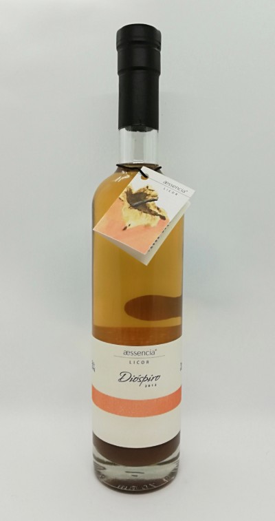 Garrafa de licor âmbar com etiqueta branca e laranja