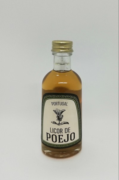 Pequena garrafa de licor de poejo com rótulo e tampa dourada