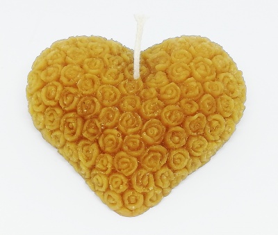 Vela amarela em forma de coração com padrão de rosas em relevo