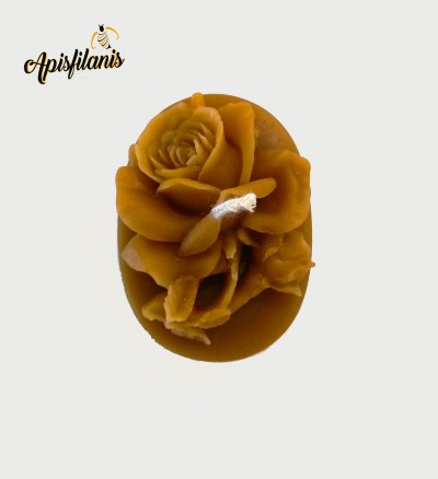 Vela artesanal amarela com flores esculpidas