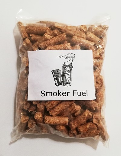Pacote de pellets de madeira para combustível de defumador com etiqueta branca e texto 'Smoker Fuel'.