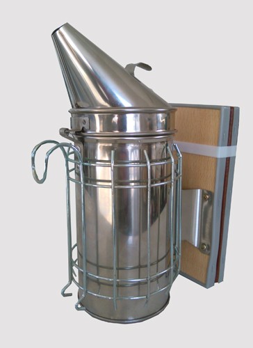 Defumador de colmeia em metal prateado com suporte de madeira