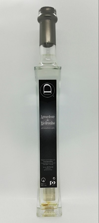 Garrafa transparente alta com rótulo preto e tampa cinza em fundo branco